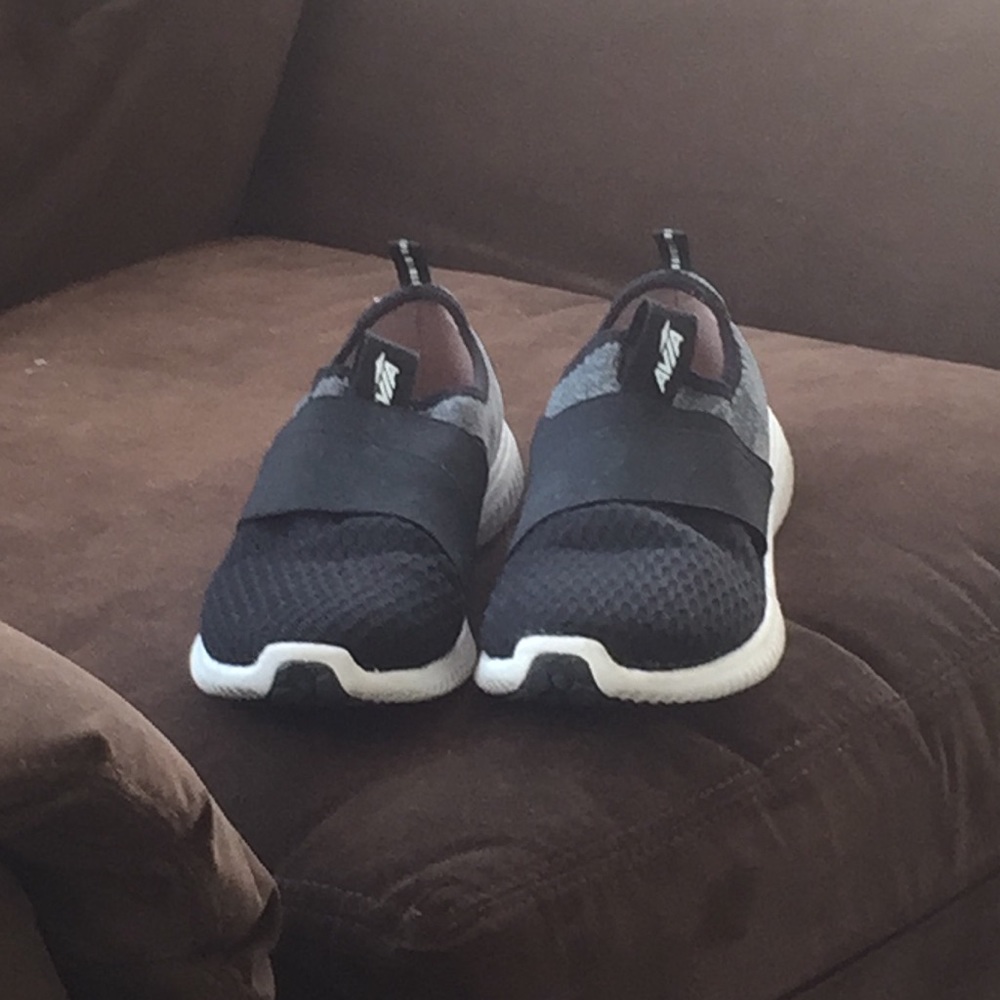 I SELLING AVIA SHOES